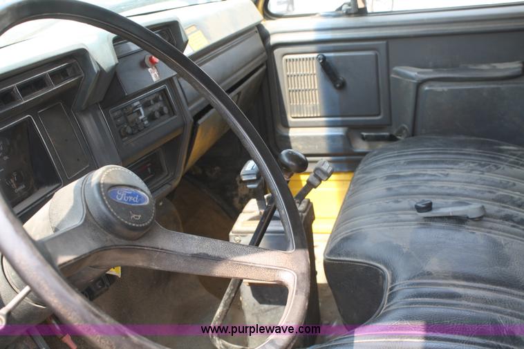 image for item B6673 1994 Ford F700 dump truck