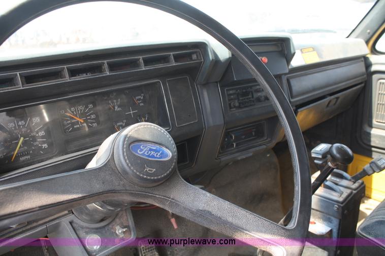 image for item B6673 1994 Ford F700 dump truck