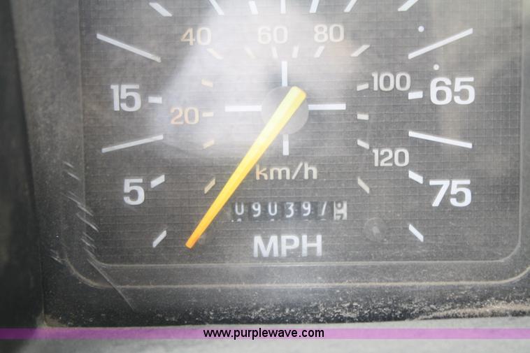 image for item B6673 1994 Ford F700 dump truck