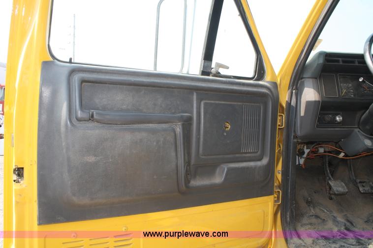 image for item B6673 1994 Ford F700 dump truck