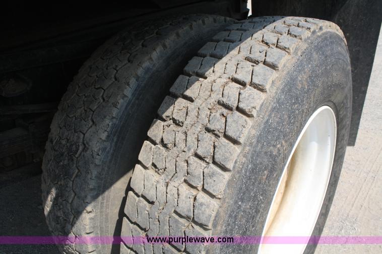 image for item B6673 1994 Ford F700 dump truck