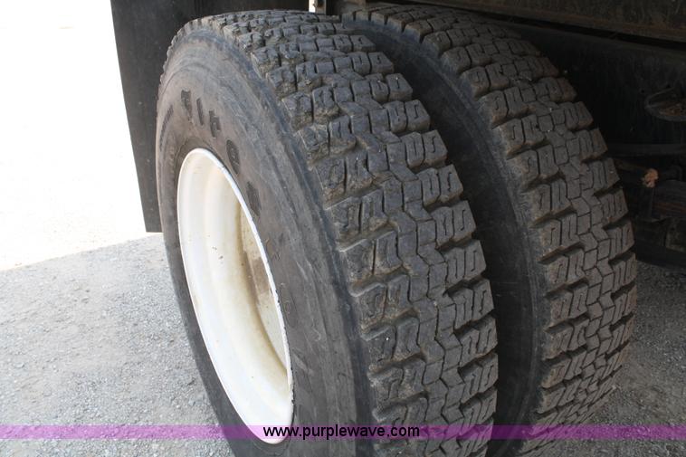 image for item B6673 1994 Ford F700 dump truck