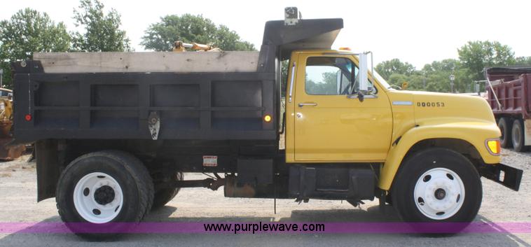image for item B6674 1995 Ford F700 dump truck