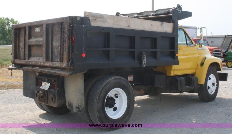 image for item B6674 1995 Ford F700 dump truck