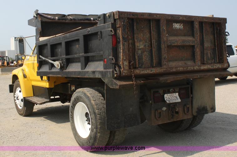 image for item B6674 1995 Ford F700 dump truck