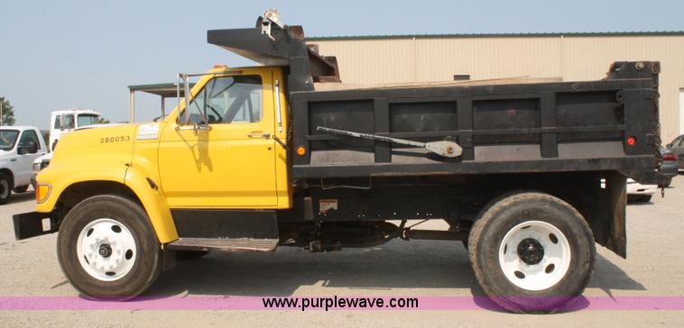 image for item B6674 1995 Ford F700 dump truck