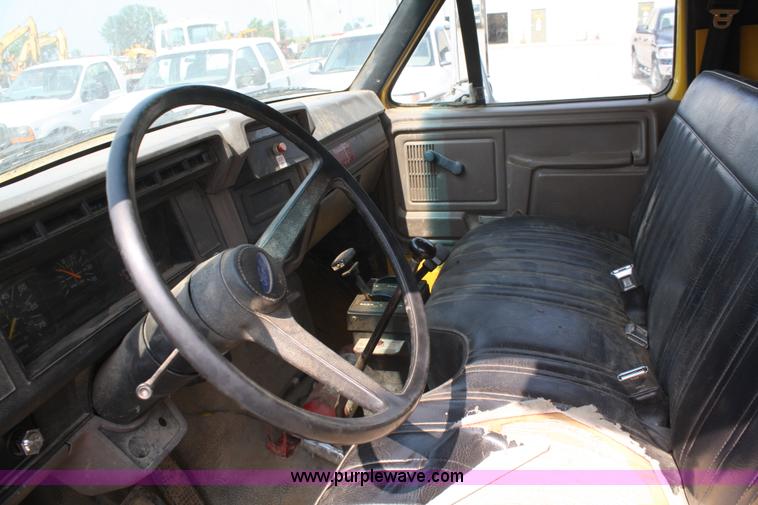 image for item B6674 1995 Ford F700 dump truck