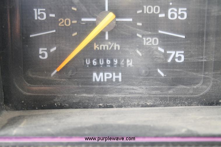 image for item B6674 1995 Ford F700 dump truck