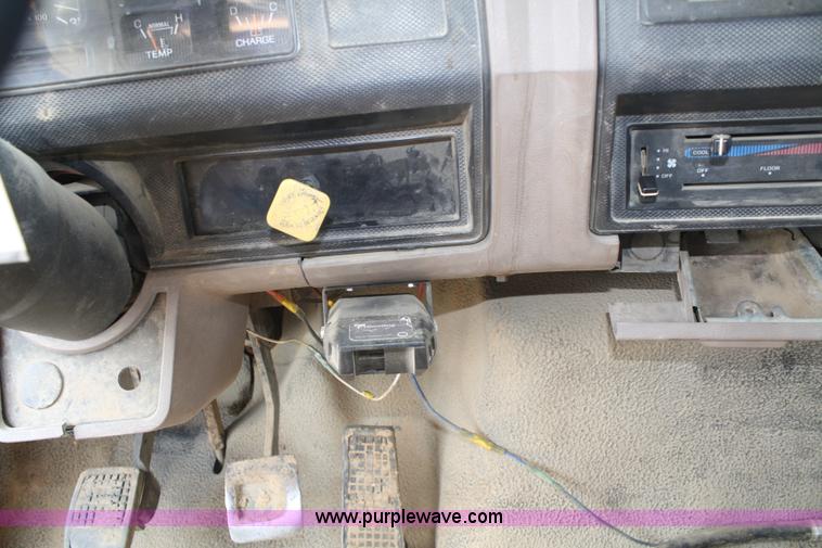 image for item B6674 1995 Ford F700 dump truck