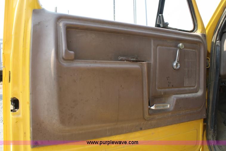 image for item B6674 1995 Ford F700 dump truck