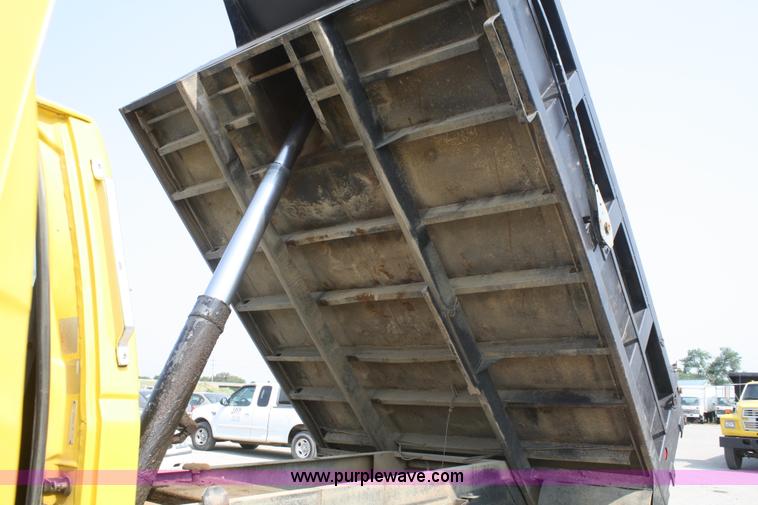 image for item B6674 1995 Ford F700 dump truck