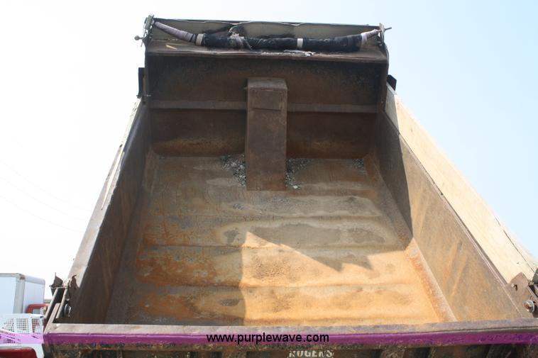 image for item B6674 1995 Ford F700 dump truck