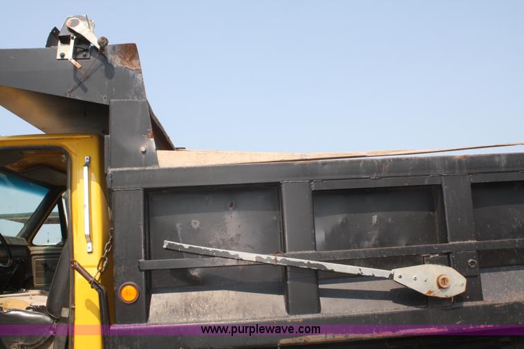 image for item B6674 1995 Ford F700 dump truck