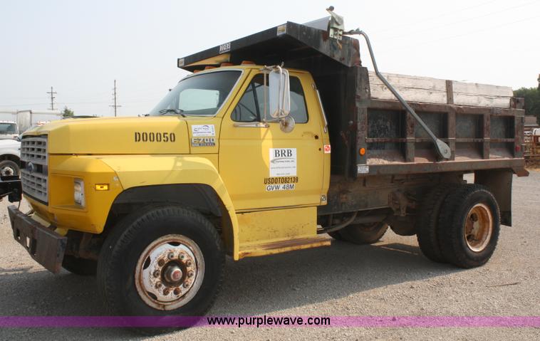 image for item B6675 1993 Ford F700 dump truck