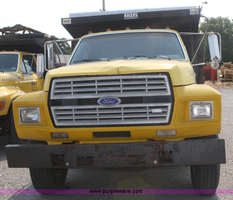 image for item B6675 1993 Ford F700 dump truck