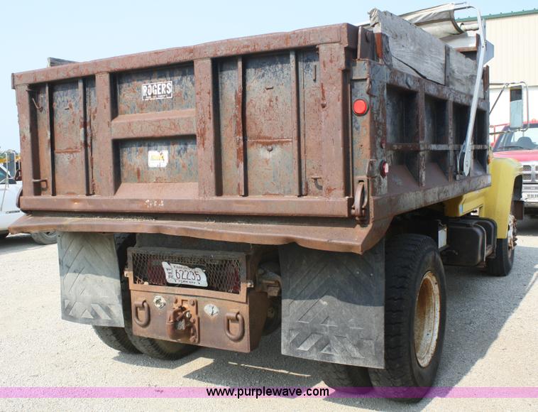 image for item B6675 1993 Ford F700 dump truck