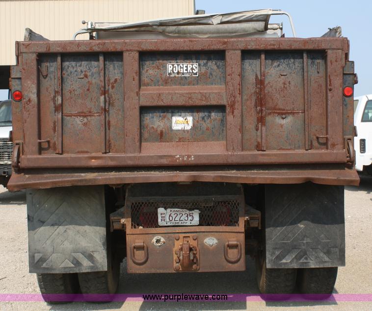 image for item B6675 1993 Ford F700 dump truck