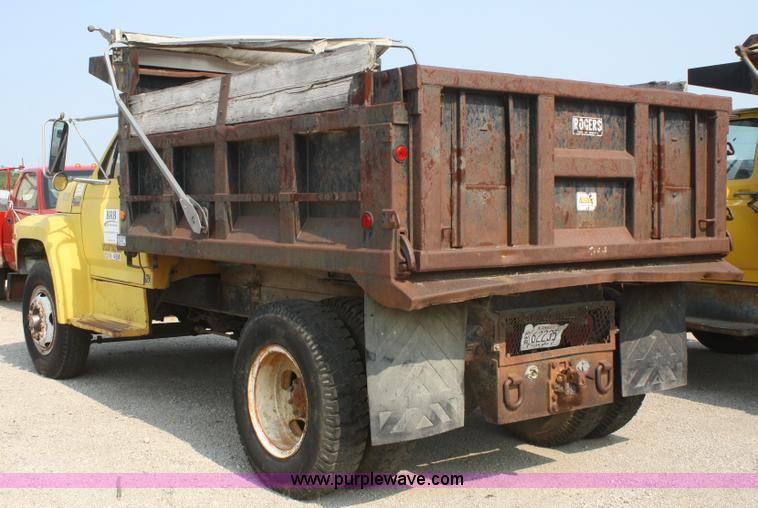 image for item B6675 1993 Ford F700 dump truck
