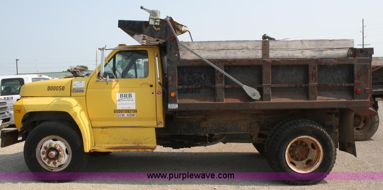 image for item B6675 1993 Ford F700 dump truck