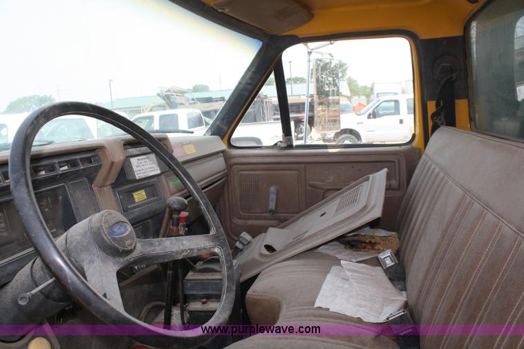 image for item B6675 1993 Ford F700 dump truck