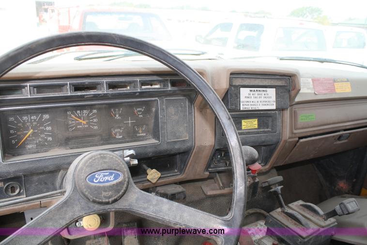image for item B6675 1993 Ford F700 dump truck
