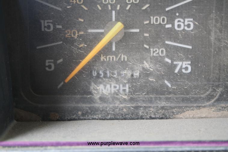 image for item B6675 1993 Ford F700 dump truck