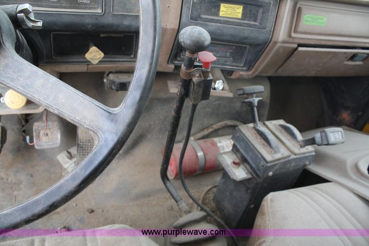 image for item B6675 1993 Ford F700 dump truck