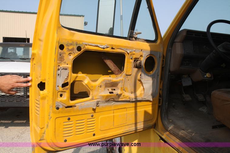 image for item B6675 1993 Ford F700 dump truck