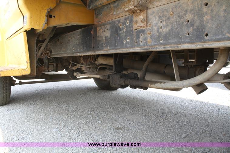 image for item B6675 1993 Ford F700 dump truck