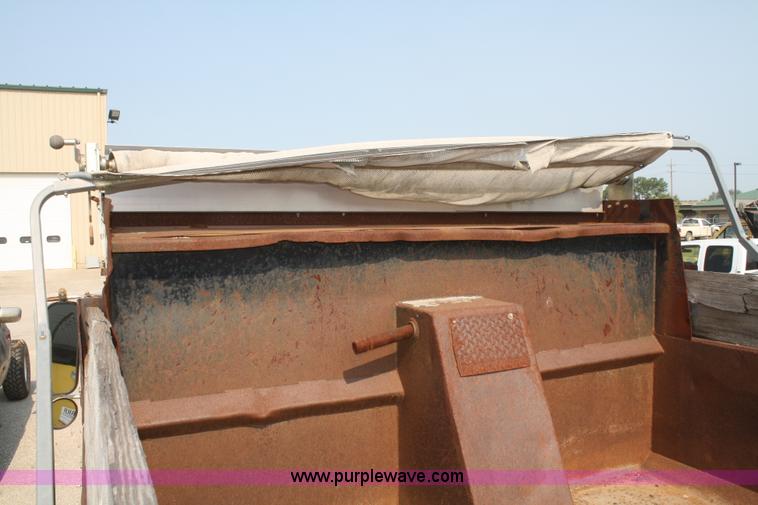 image for item B6675 1993 Ford F700 dump truck