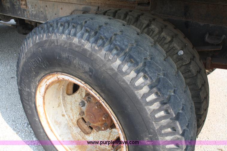 image for item B6675 1993 Ford F700 dump truck