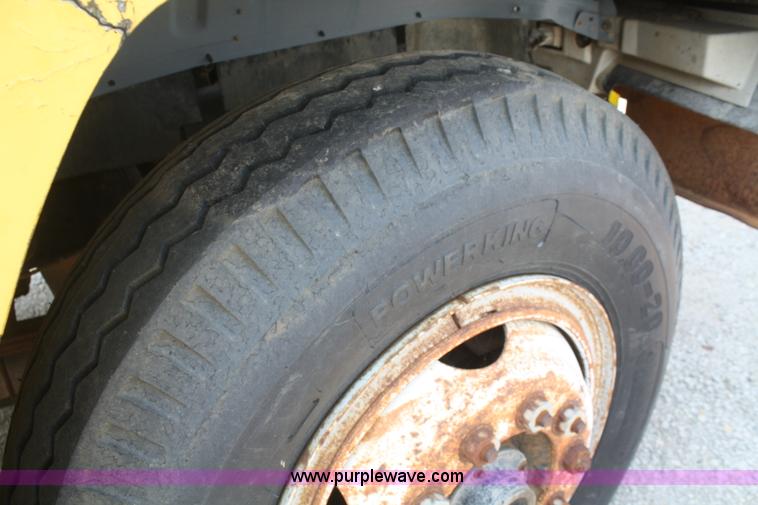 image for item B6675 1993 Ford F700 dump truck