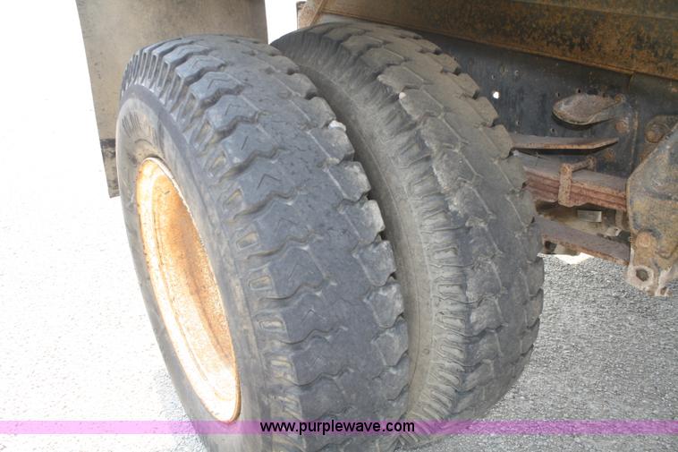 image for item B6675 1993 Ford F700 dump truck