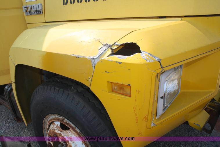 image for item B6675 1993 Ford F700 dump truck