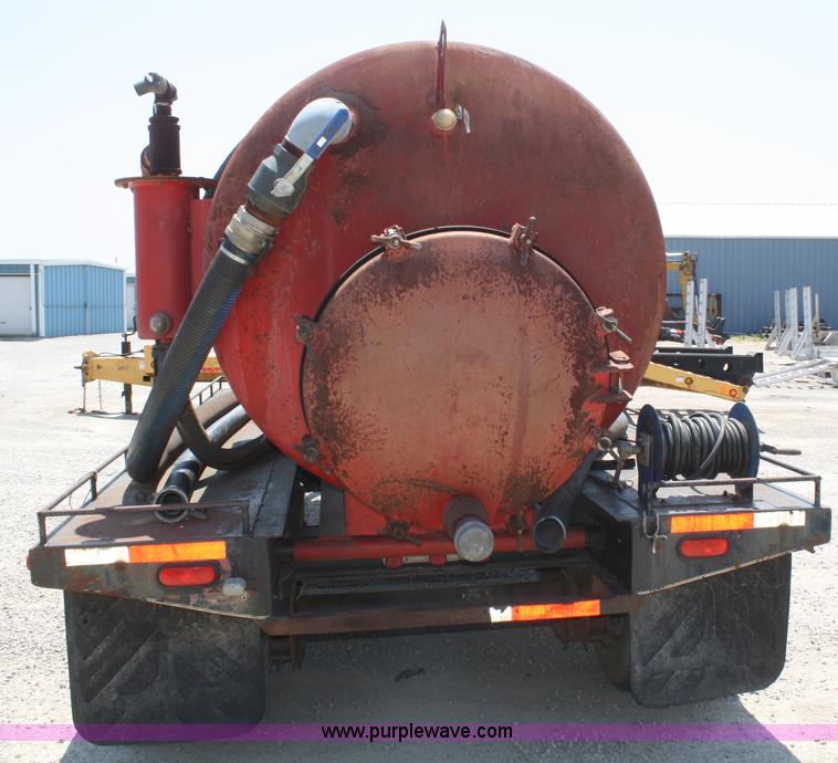 image for item B6676 2000 Rockin L trailer with 1,000 gallon Max Vac unit