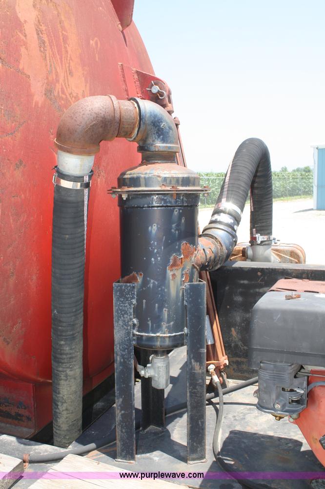 image for item B6676 2000 Rockin L trailer with 1,000 gallon Max Vac unit