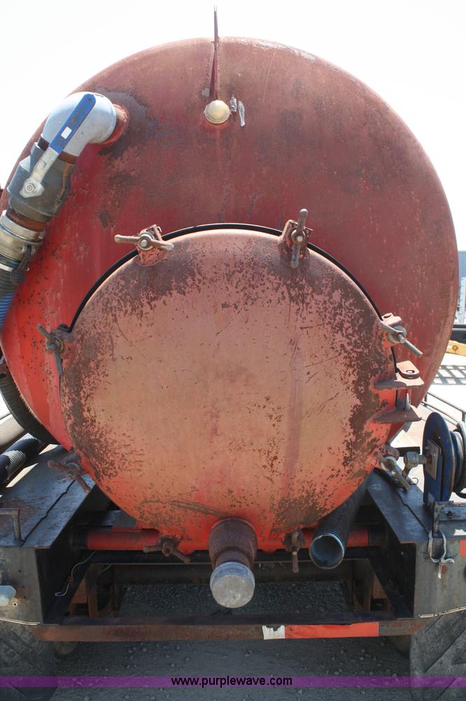 image for item B6676 2000 Rockin L trailer with 1,000 gallon Max Vac unit