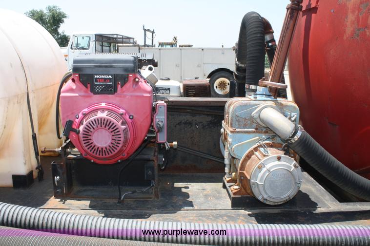 image for item B6676 2000 Rockin L trailer with 1,000 gallon Max Vac unit