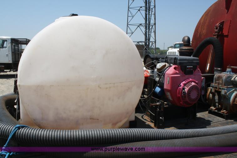 image for item B6676 2000 Rockin L trailer with 1,000 gallon Max Vac unit