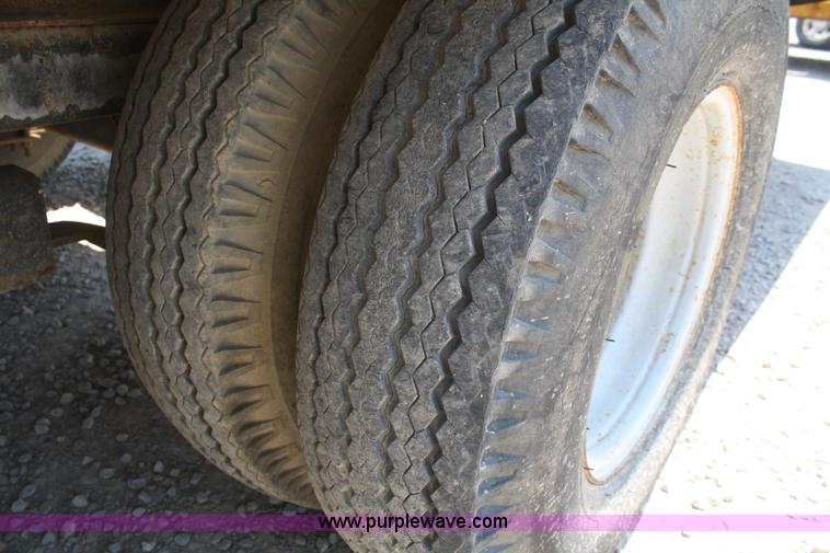 image for item B6676 2000 Rockin L trailer with 1,000 gallon Max Vac unit