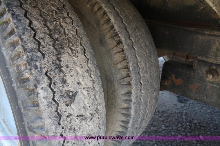 image for item B6676 2000 Rockin L trailer with 1,000 gallon Max Vac unit