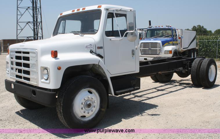 image for item B6678 1984 International S1700 truck cab and chassis