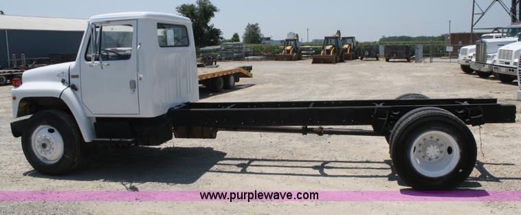 image for item B6678 1984 International S1700 truck cab and chassis