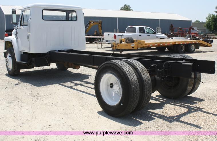 image for item B6678 1984 International S1700 truck cab and chassis