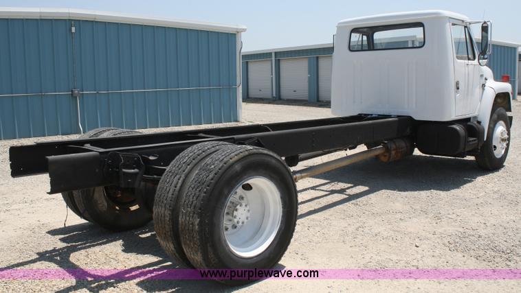 image for item B6678 1984 International S1700 truck cab and chassis