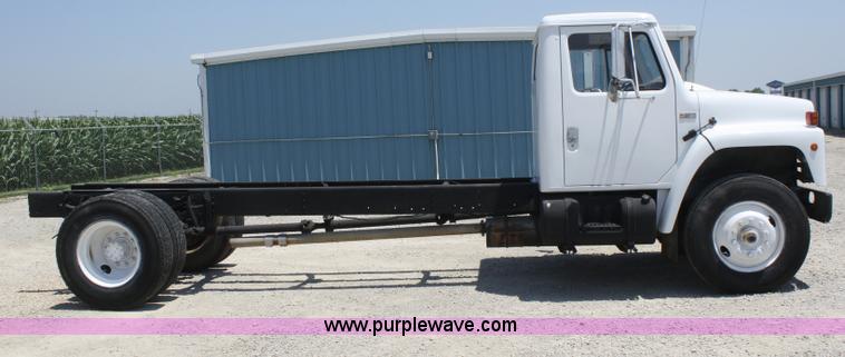 image for item B6678 1984 International S1700 truck cab and chassis