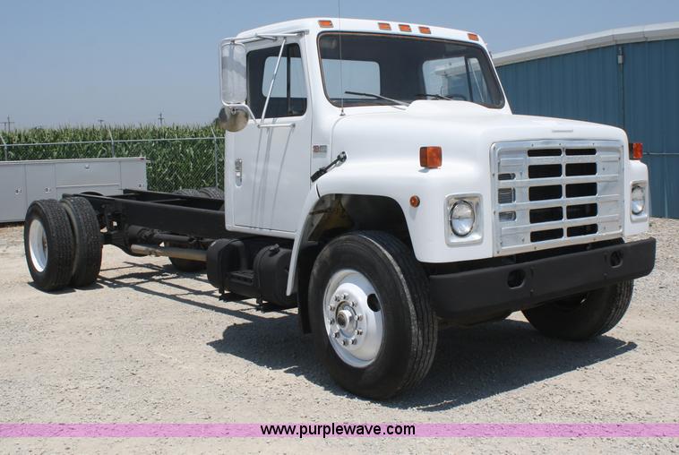 image for item B6678 1984 International S1700 truck cab and chassis