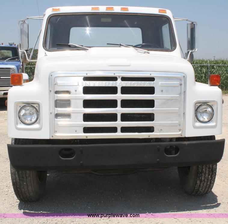 image for item B6678 1984 International S1700 truck cab and chassis