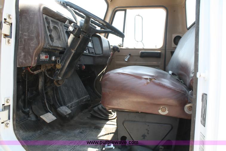 image for item B6678 1984 International S1700 truck cab and chassis