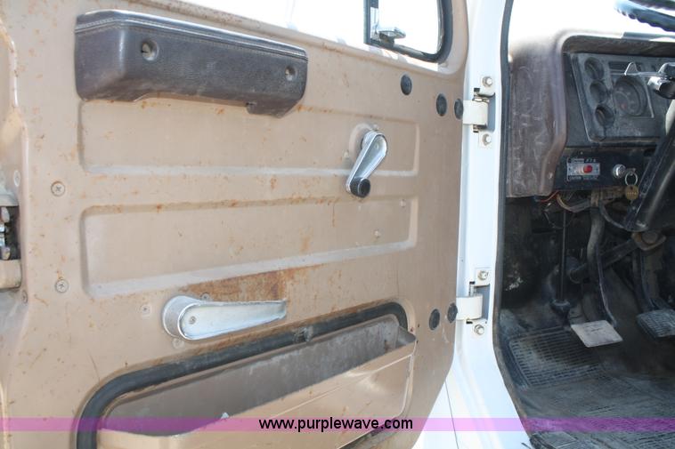 image for item B6678 1984 International S1700 truck cab and chassis